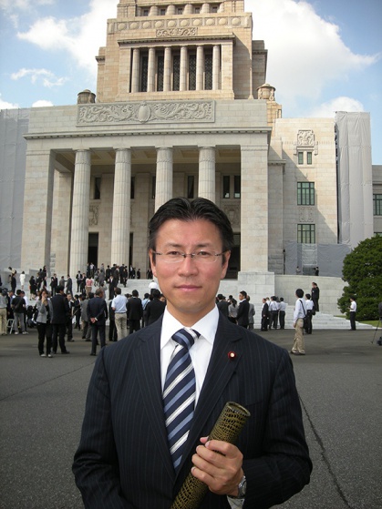 初登庁の日。国会議事堂にて（熊田氏）